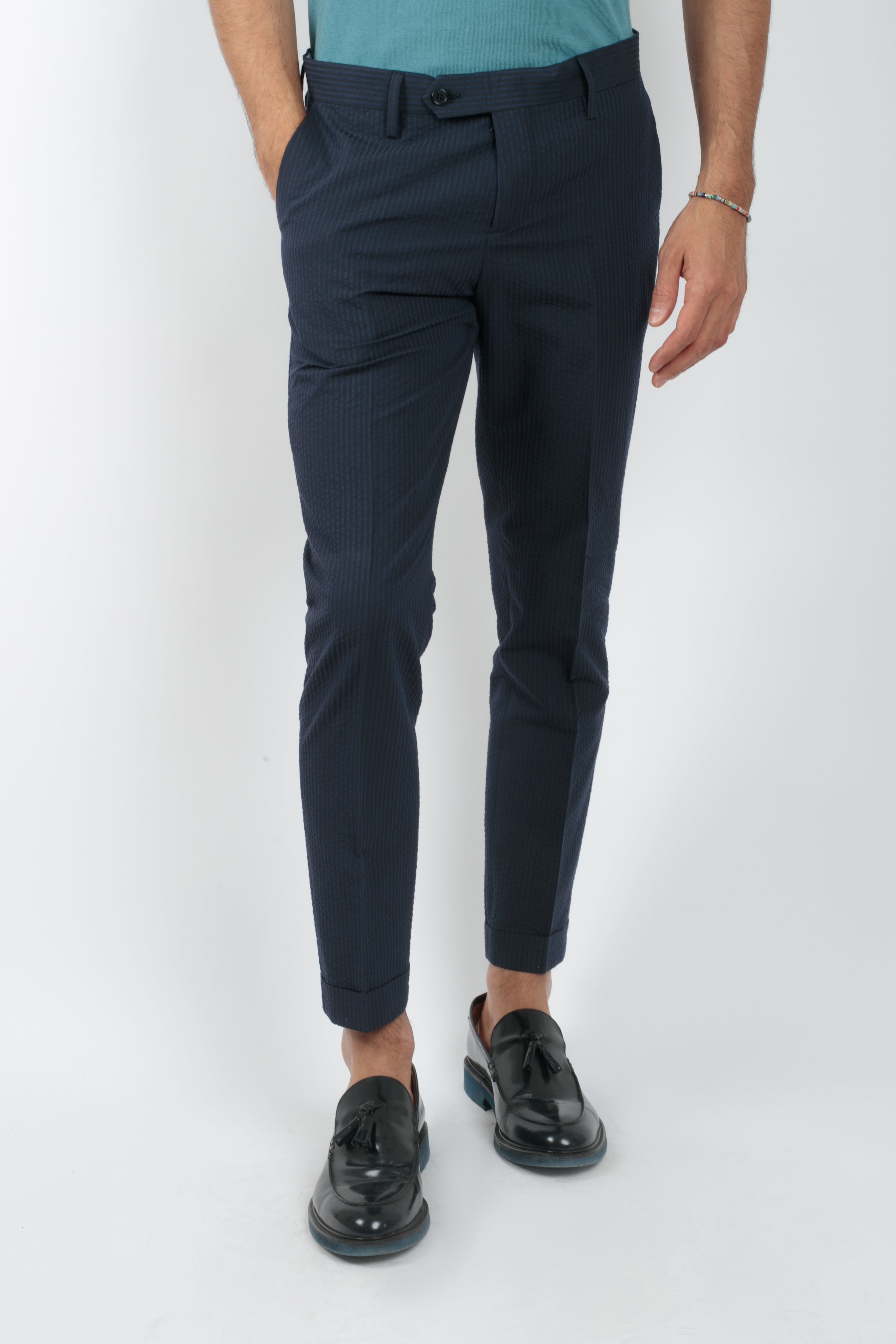 Pantalone gessato tono su tono