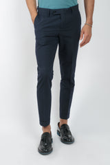 Pantalone gessato tono su tono