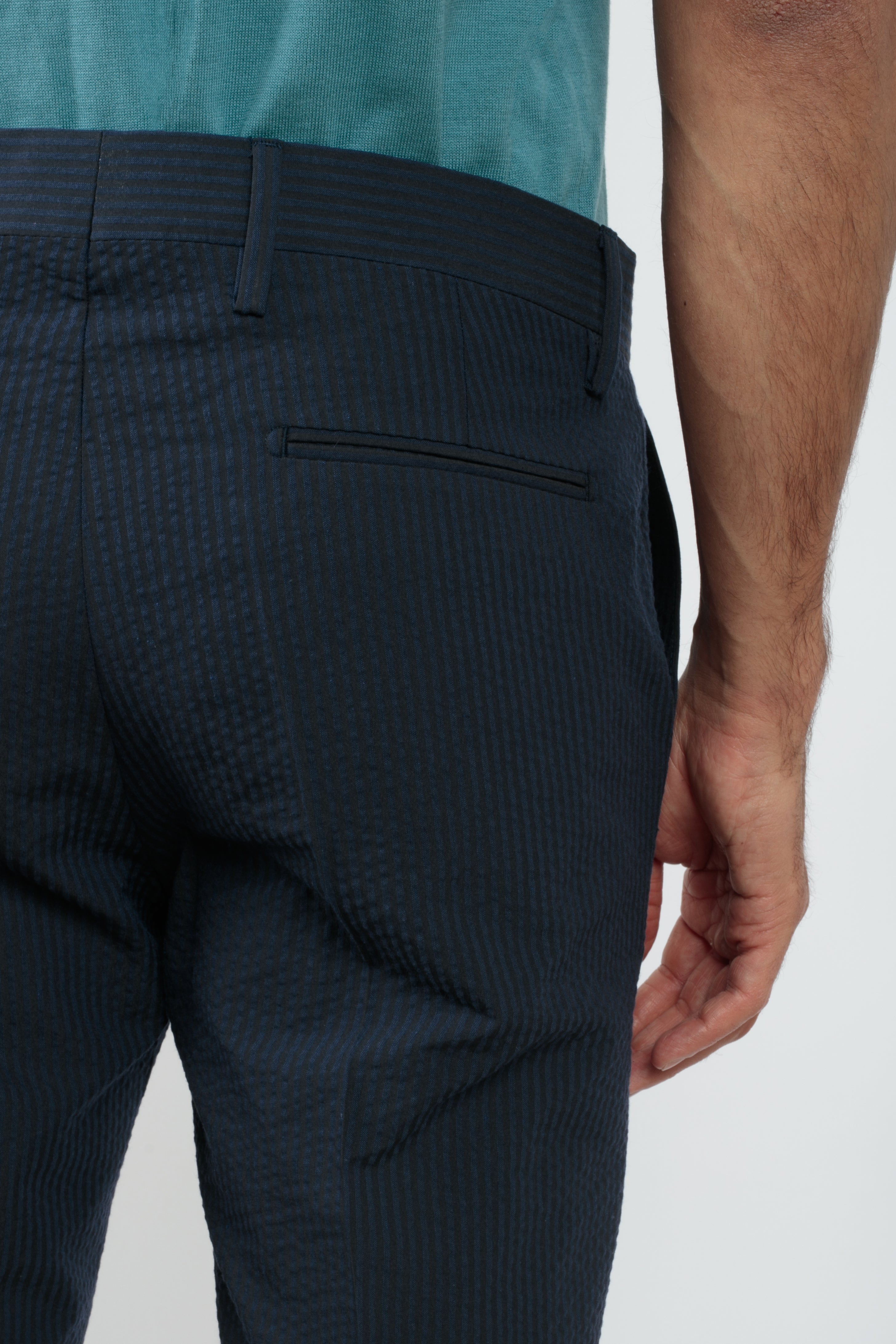 Pantalone gessato tono su tono