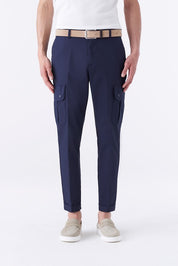 Pantalone blu modello Cargo