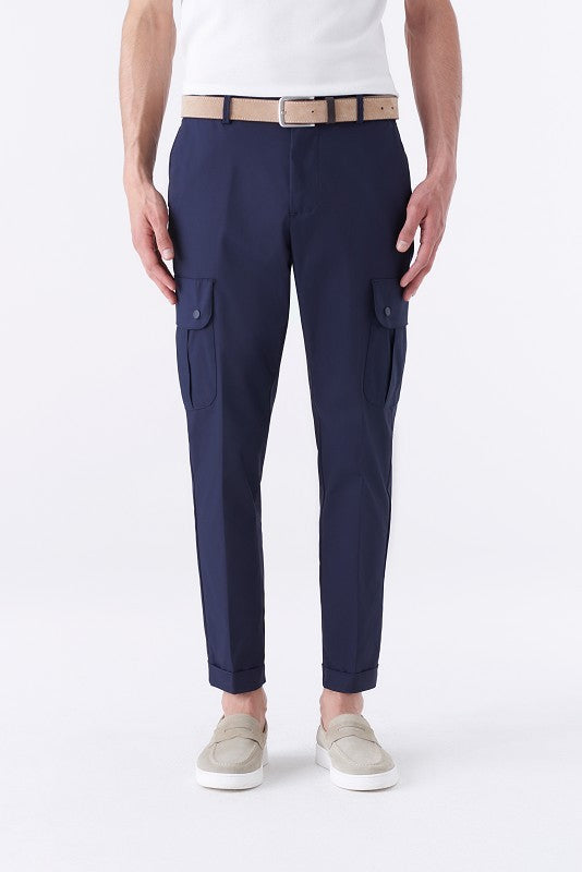 Pantalone blu modello Cargo
