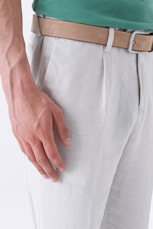 Pantalone con pinces trama diagonale misto lino
