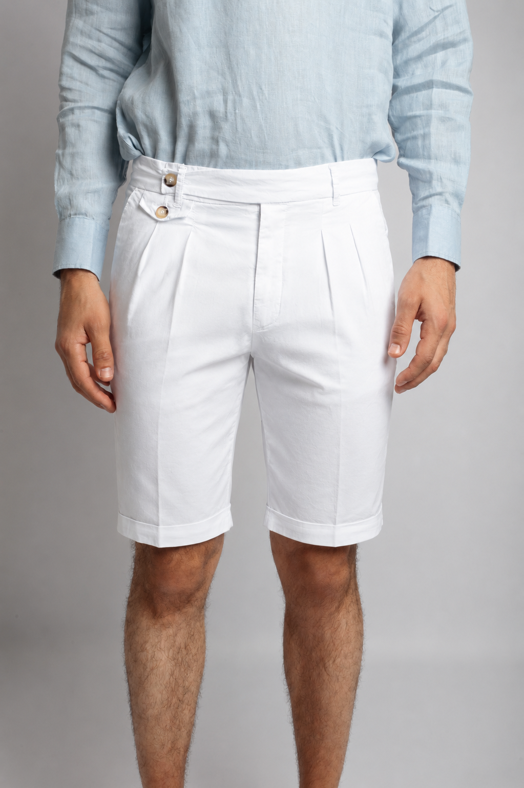 Bermuda con pinces e abbottonatura laterale